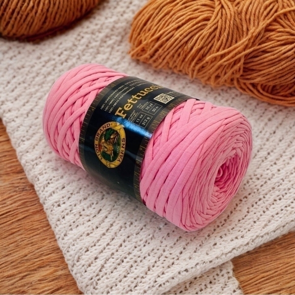 NWT Lion Brand Yarn Co Fettuccini 100% Undetermined Fibers Yarn Textile Knitting - Picture 1 of 5